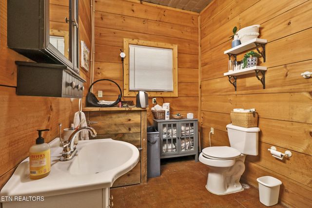 9988 Upper East Valley Rd, Pikeville, TN 37367