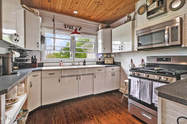 9988 Upper East Valley Rd, Pikeville, TN 37367