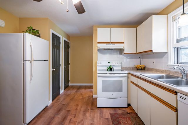 7 Midridge Circle, Londonderry, NH 03053