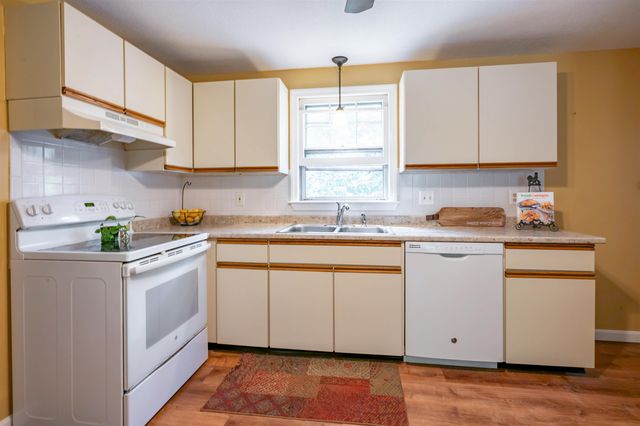 7 Midridge Circle, Londonderry, NH 03053