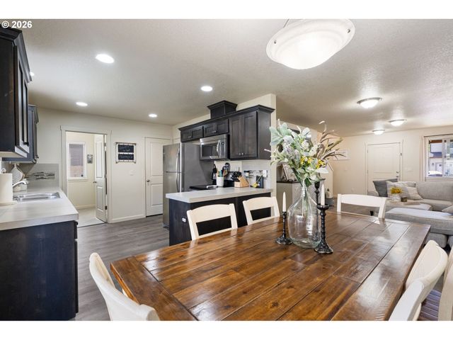 735 GARDEN Ct, Molalla, OR 97038