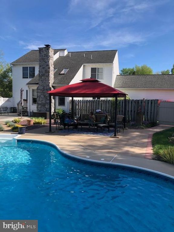 Image 2 of property listing at 1014 SHADOWSTONE DR, Lancaster, PA 17603