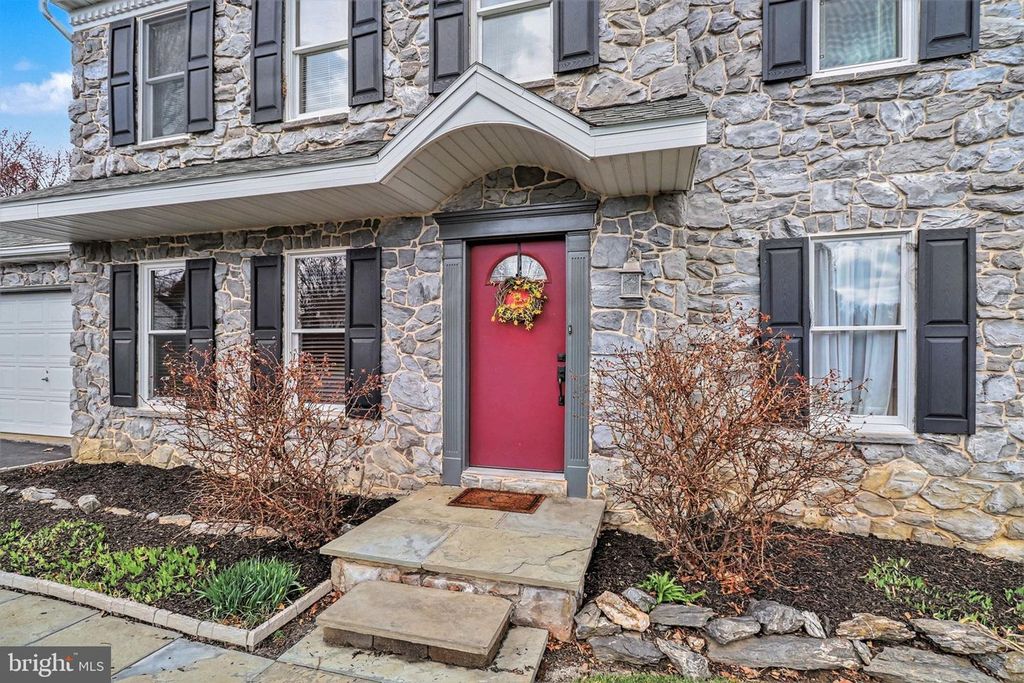 Image 3 of property listing at 1014 SHADOWSTONE DR, Lancaster, PA 17603