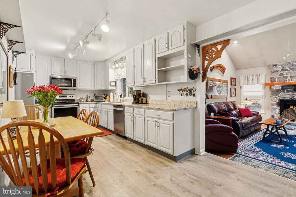 Image 9 of property listing at 1014 SHADOWSTONE DR, Lancaster, PA 17603