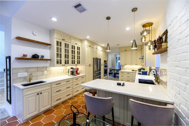 110 Sugarberry Circle, Houston, TX 77024