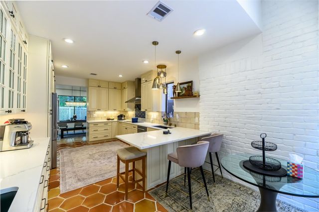 110 Sugarberry Circle, Houston, TX 77024