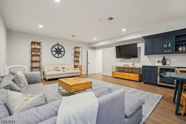 29 Weston Ave, Chatham Boro, NJ 07928