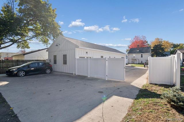 129 South Street, Belleville, MI 48111