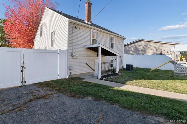129 South Street, Belleville, MI 48111