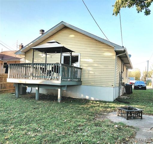 218 Eula Avenue, Wood River, IL 62095