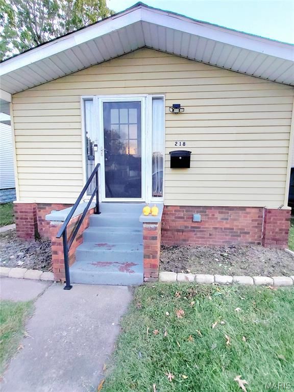 218 Eula Avenue, Wood River, IL 62095