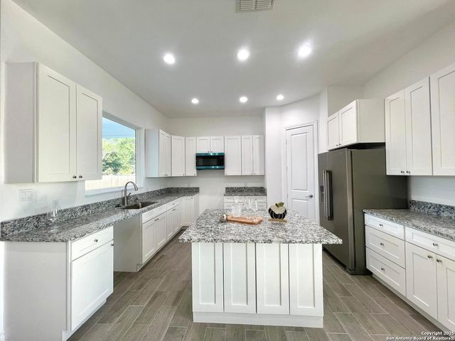 97 BERWICK, Victoria, TX 77904