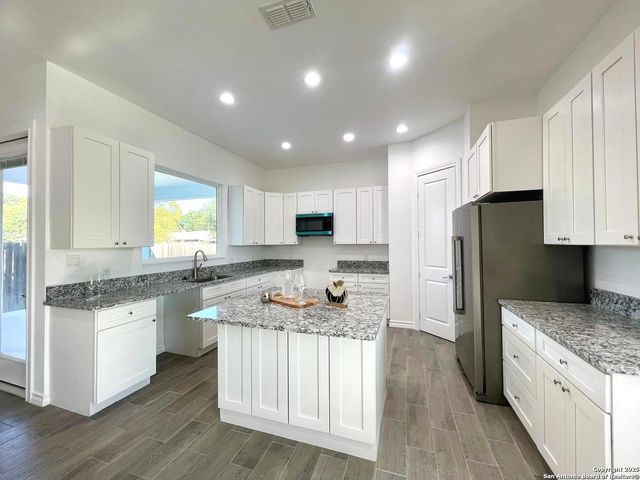 97 BERWICK, Victoria, TX 77904