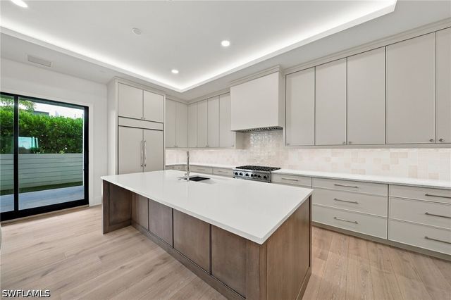 82 9th ST S 205, Naples, FL 34102