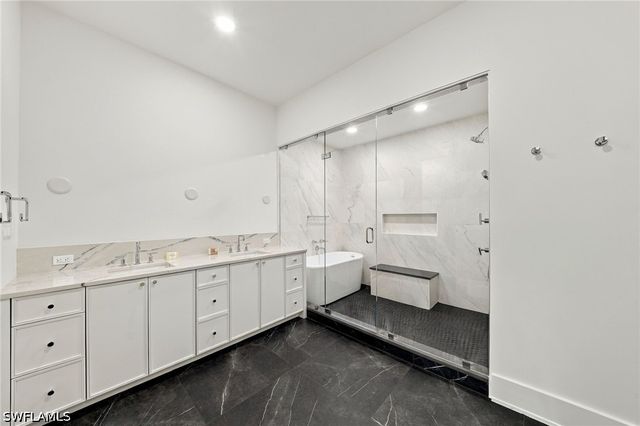 82 9th ST S 205, Naples, FL 34102