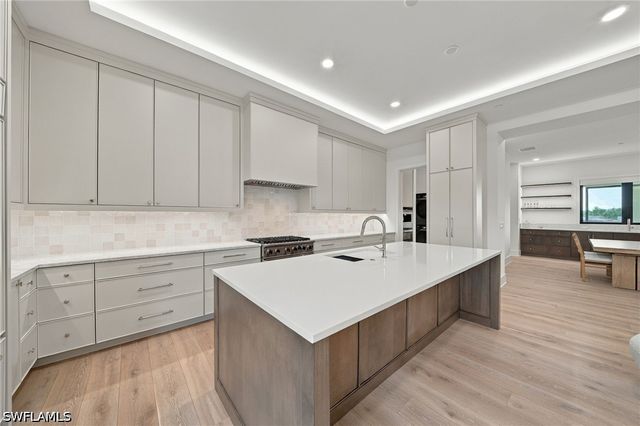 82 9th ST S 205, Naples, FL 34102