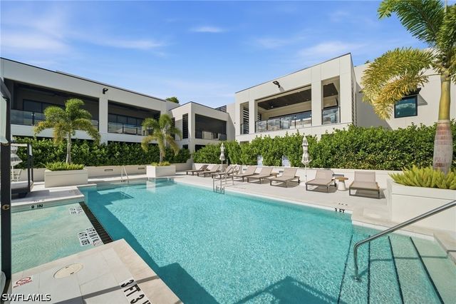 82 9th ST S 205, Naples, FL 34102
