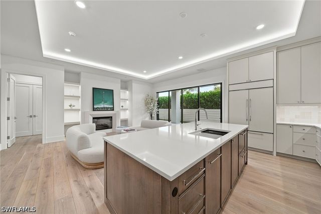 82 9th ST S 205, Naples, FL 34102
