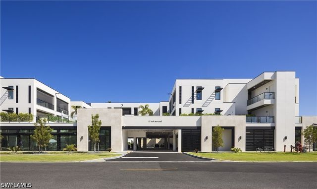 82 9th ST S 205, Naples, FL 34102