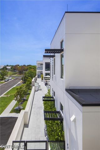 82 9th ST S 205, Naples, FL 34102