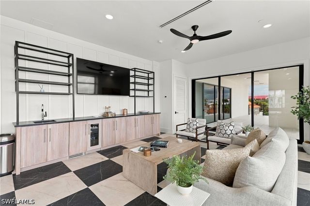 82 9th ST S 205, Naples, FL 34102