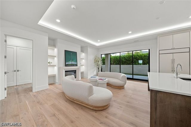 82 9th ST S 205, Naples, FL 34102