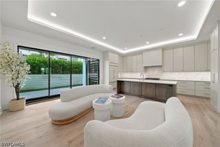 82 9th ST S 205, Naples, FL 34102