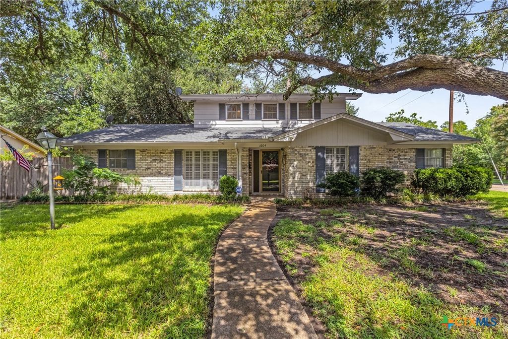 1604 N Cleveland Avenue, Cameron, TX 76520
