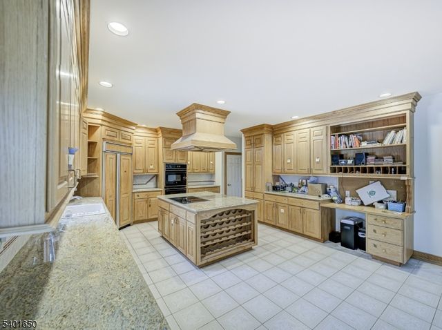 9 Charles Ct, Clinton Twp., NJ 08801