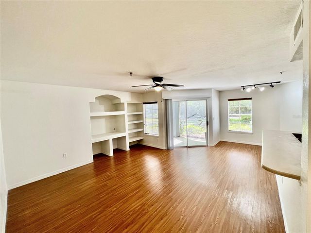 8513 ISLAND BREEZE LANE 105, Temple Terrace, FL 33637