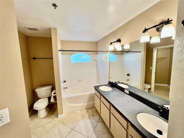 8513 ISLAND BREEZE LANE 105, Temple Terrace, FL 33637