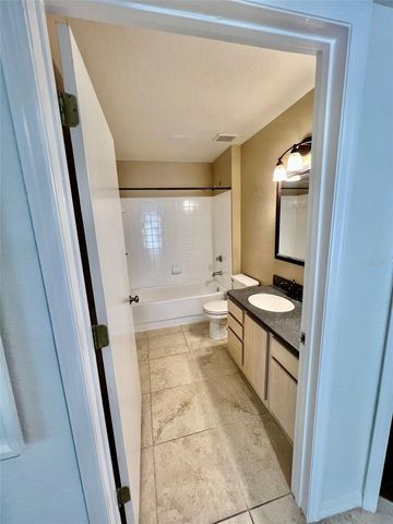 8513 ISLAND BREEZE LANE 105, Temple Terrace, FL 33637