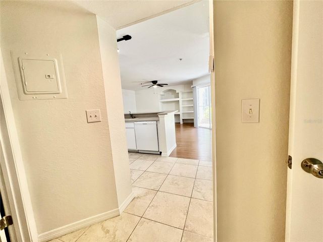 8513 ISLAND BREEZE LANE 105, Temple Terrace, FL 33637