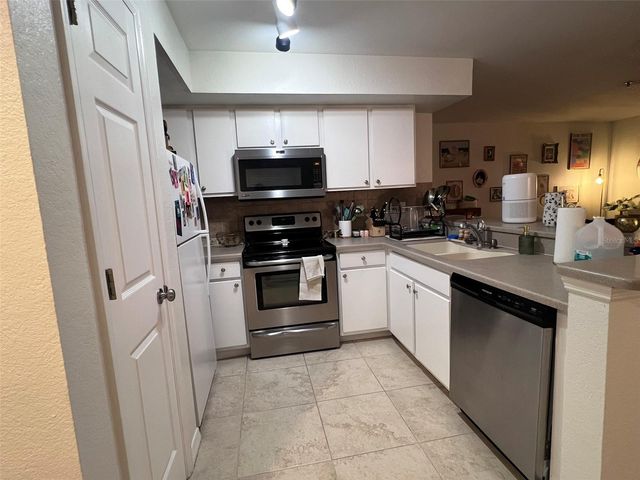 8513 ISLAND BREEZE LANE 105, Temple Terrace, FL 33637