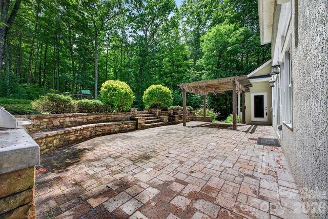 94 Oak Hollow Drive, Asheville, NC 28805