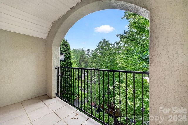 94 Oak Hollow Drive, Asheville, NC 28805