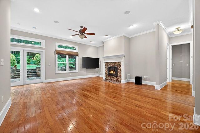 94 Oak Hollow Drive, Asheville, NC 28805
