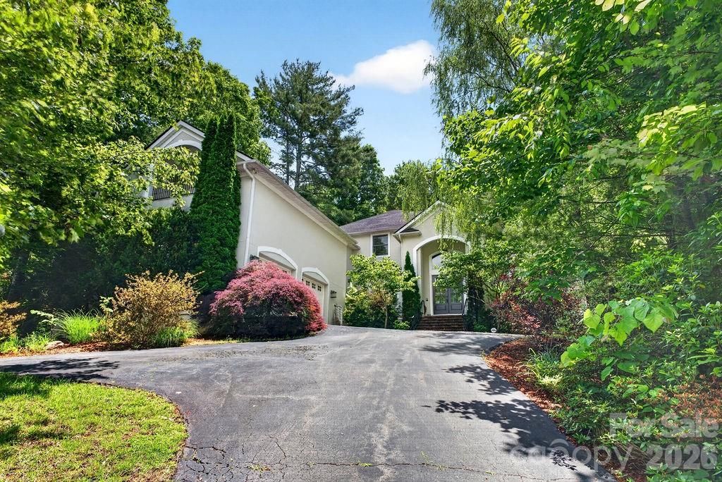 94 Oak Hollow Drive, Asheville, NC 28805