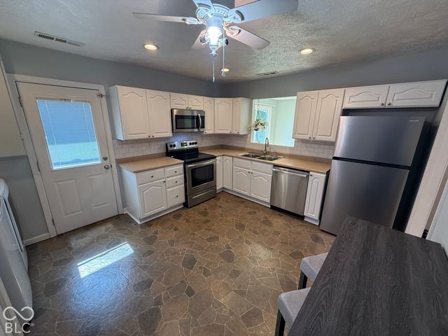 17 Parkview Drive, New Whiteland, IN 46184