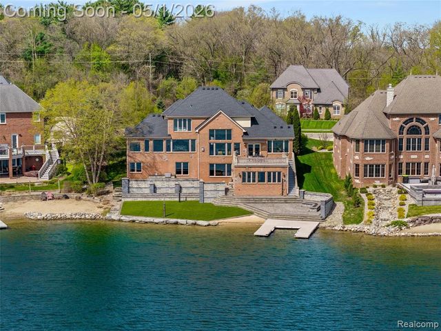 10751 Stoney Point Drive, South Lyon, MI 48178