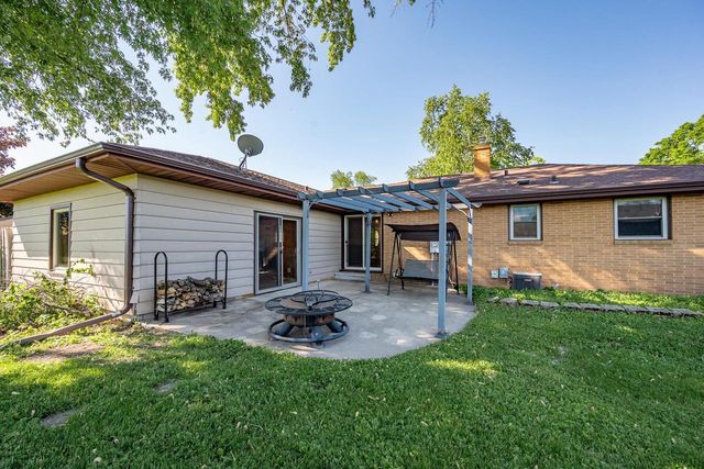 1677 LILAC LANE, Green Bay, WI 54302