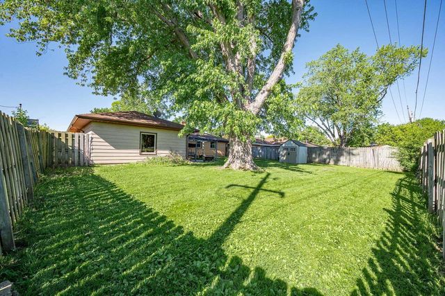 1677 LILAC LANE, Green Bay, WI 54302