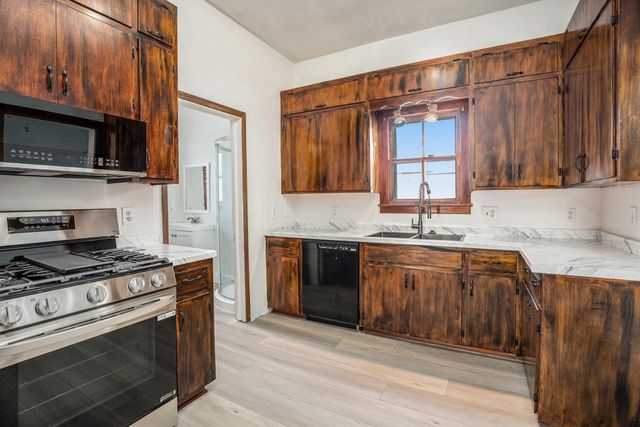 3309 Ursuline N, Galveston, TX 77550