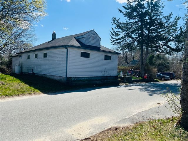 19 Oakdale St, Wareham, MA 02571