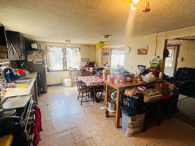 19 Oakdale St, Wareham, MA 02571