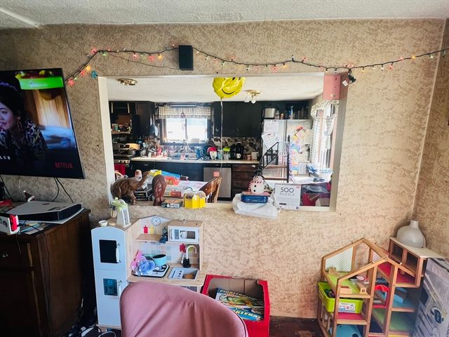 19 Oakdale St, Wareham, MA 02571