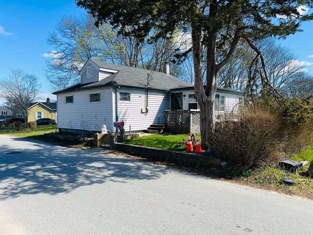 19 Oakdale St, Wareham, MA 02571