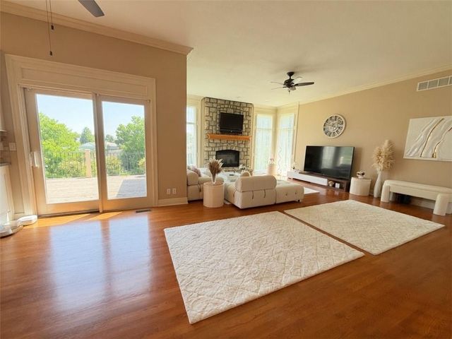 10319 N Saline Avenue, Kansas City, MO 64154
