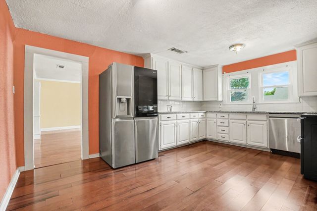 407 W 4th Street, Kaufman, TX 75142