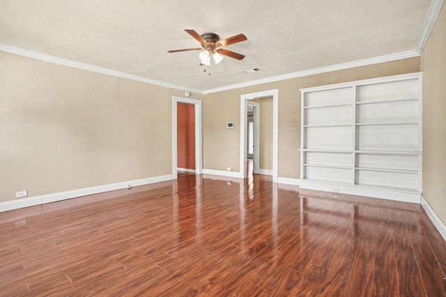 407 W 4th Street, Kaufman, TX 75142